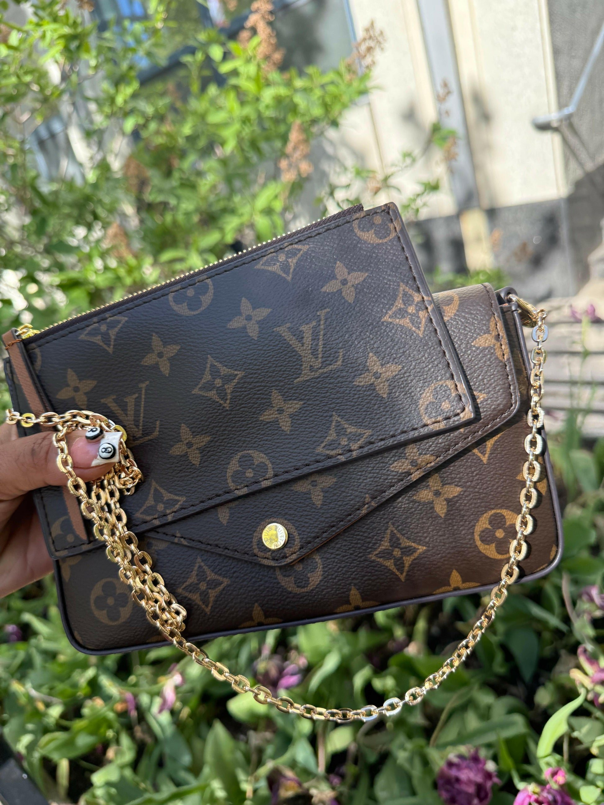 Elegant leather bag and wallet set, combining style and functionality for everyday use