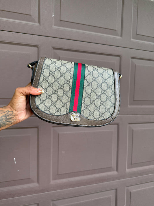 Elegant leather shoulder bag designed for everyday use, combining style and functionality perfectly.