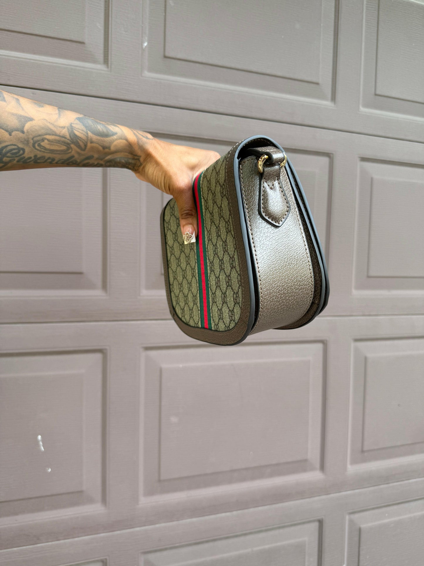 Elegant leather shoulder bag designed for everyday use, combining style and functionality perfectly.