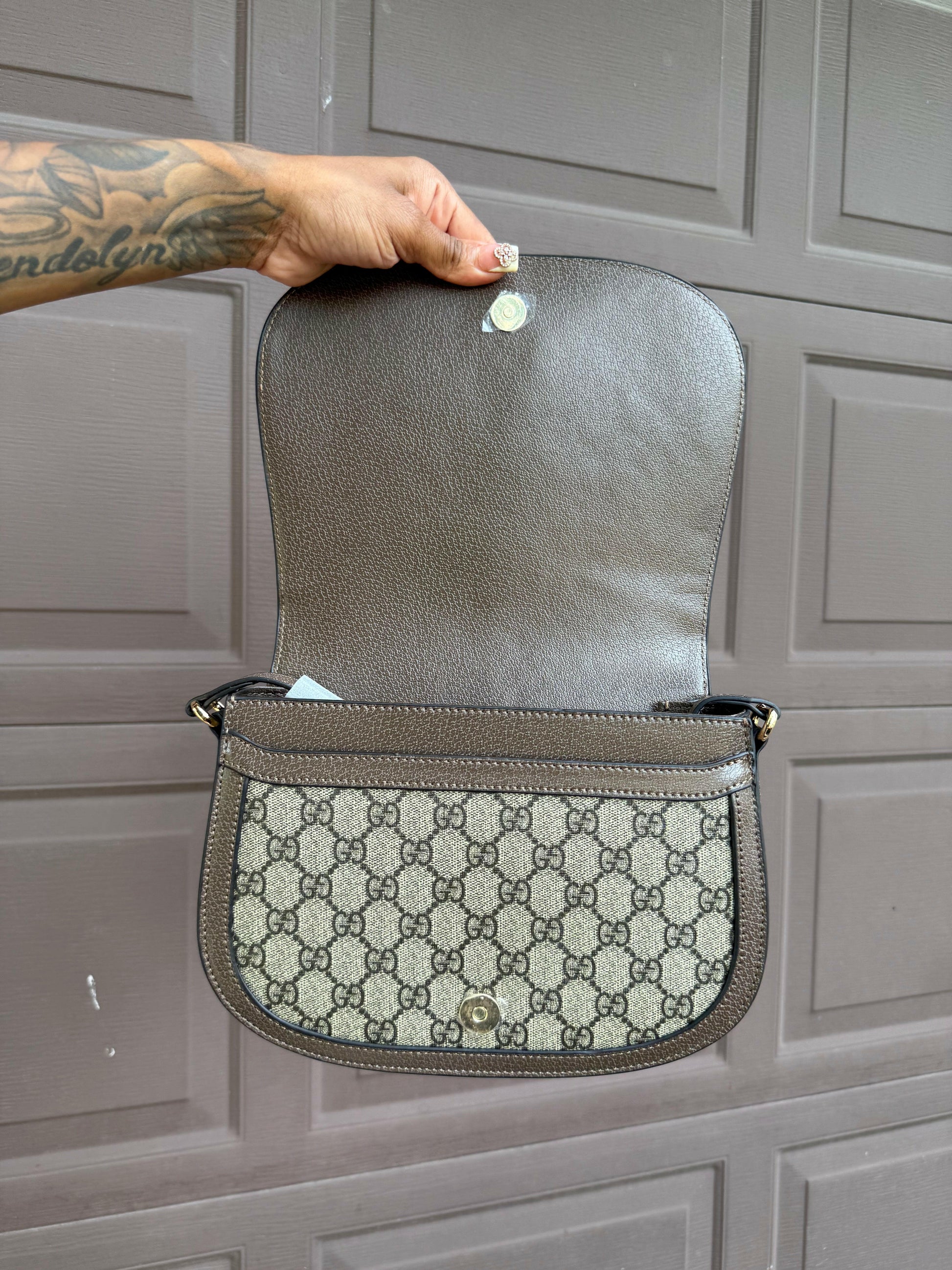 Elegant leather shoulder bag designed for everyday use, combining style and functionality perfectly.