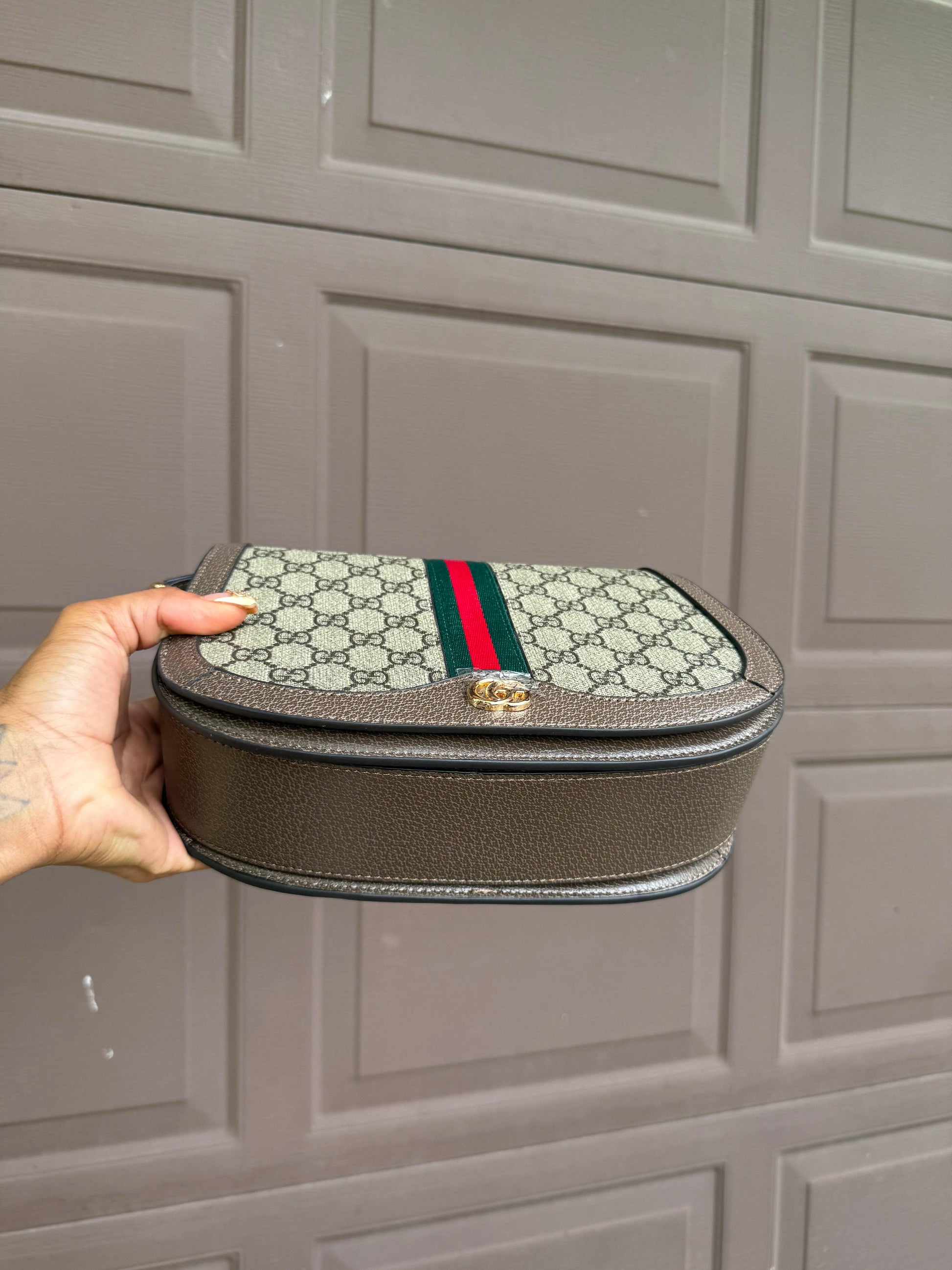 Elegant leather shoulder bag designed for everyday use, combining style and functionality perfectly.