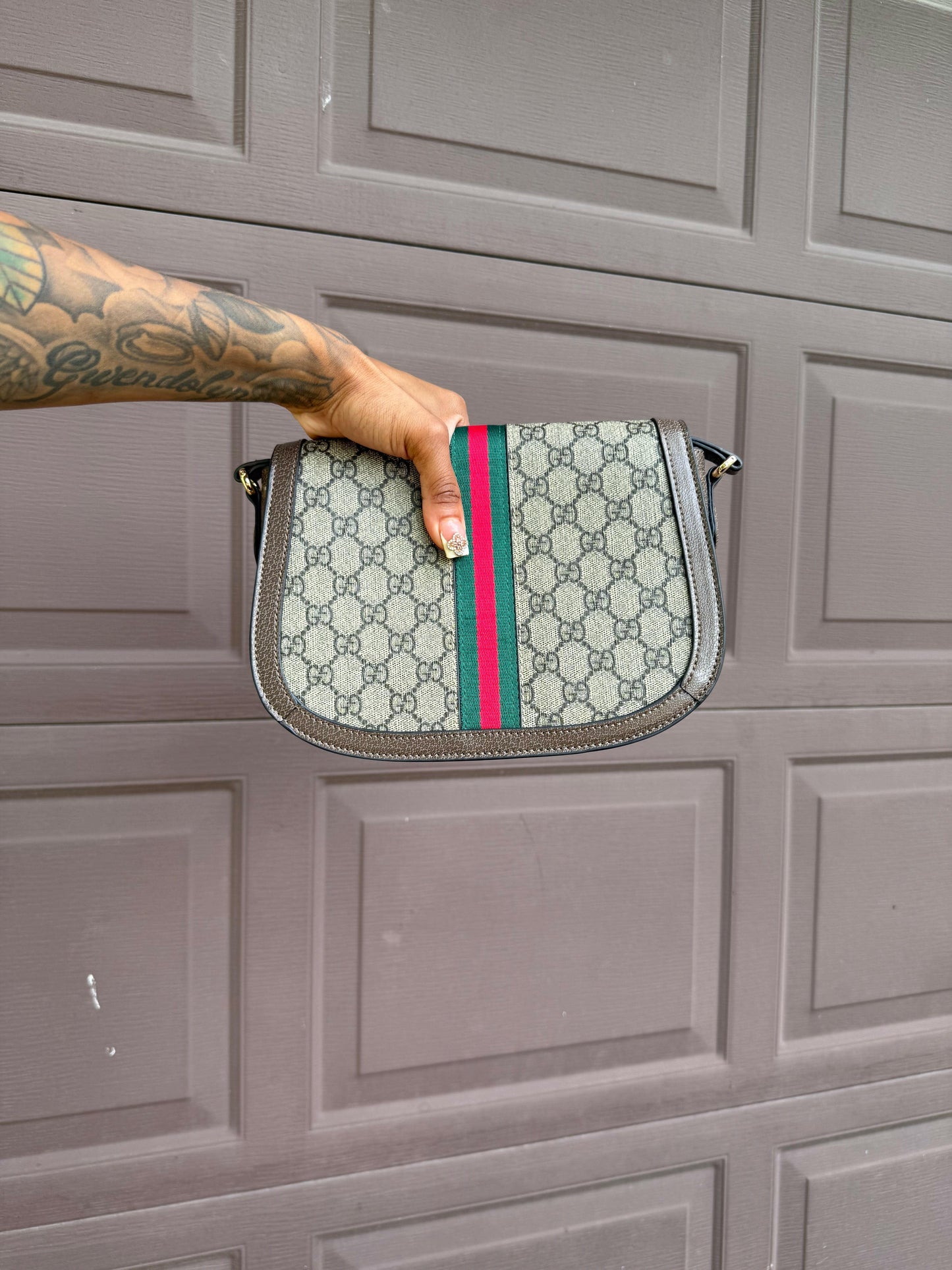 Elegant leather shoulder bag designed for everyday use, combining style and functionality perfectly.